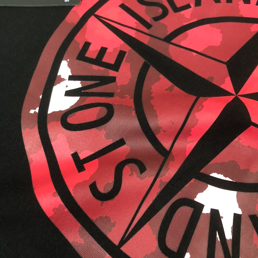 P180 Stone Island 2025 latest T-shirt, couple style ~ original order, fashionable and casual short T-shirt, specially made of customized cotton fabric ~ 100% cotton T-shirt ~ pre-washed to prevent deformation and shrinkage problem, more comfortable and breathable on the body ~ all available from stock ~ unique design style, trendy must-have item, complete with three standards 👍 Color: black/white/coffee/dark gray Size: S M L XL (larger version Please state your height and weight when placing an order)